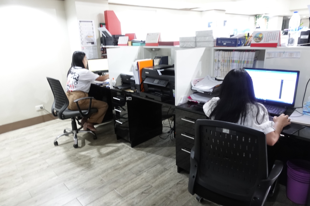 フィリピン留学 Cebu21 - Monol-Staff Office-3
